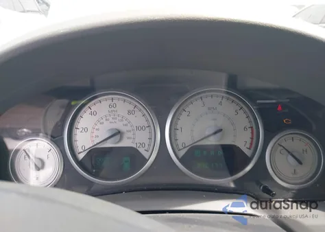 2010 Chrysler Town & Country Touring z USA, uszkodzony, nr VIN 2A4RR5D18AR284797